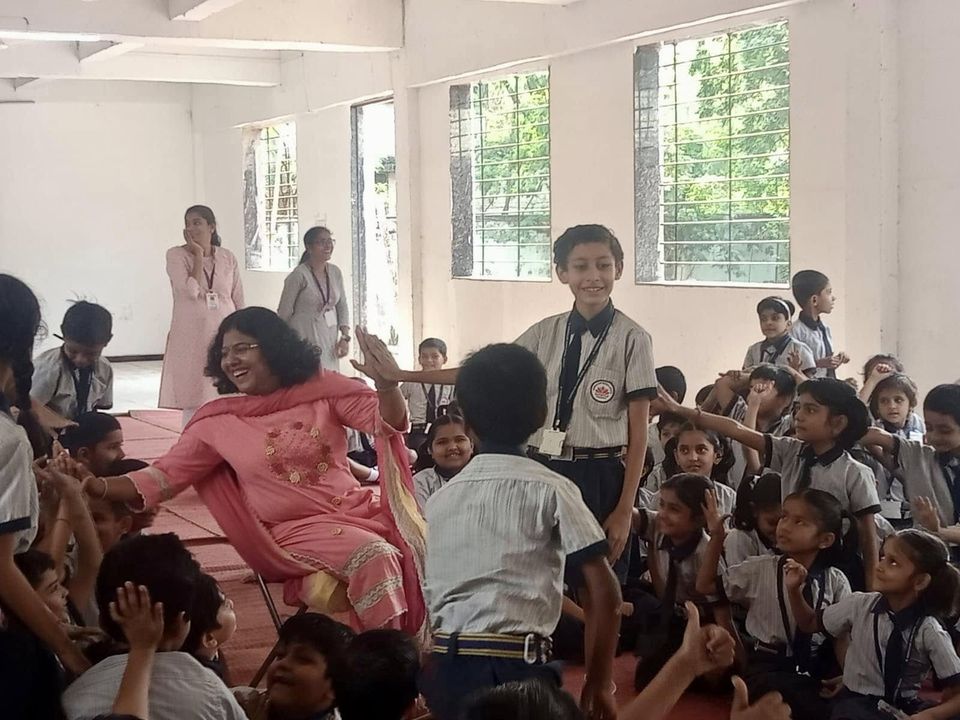 A session with students in the school hall