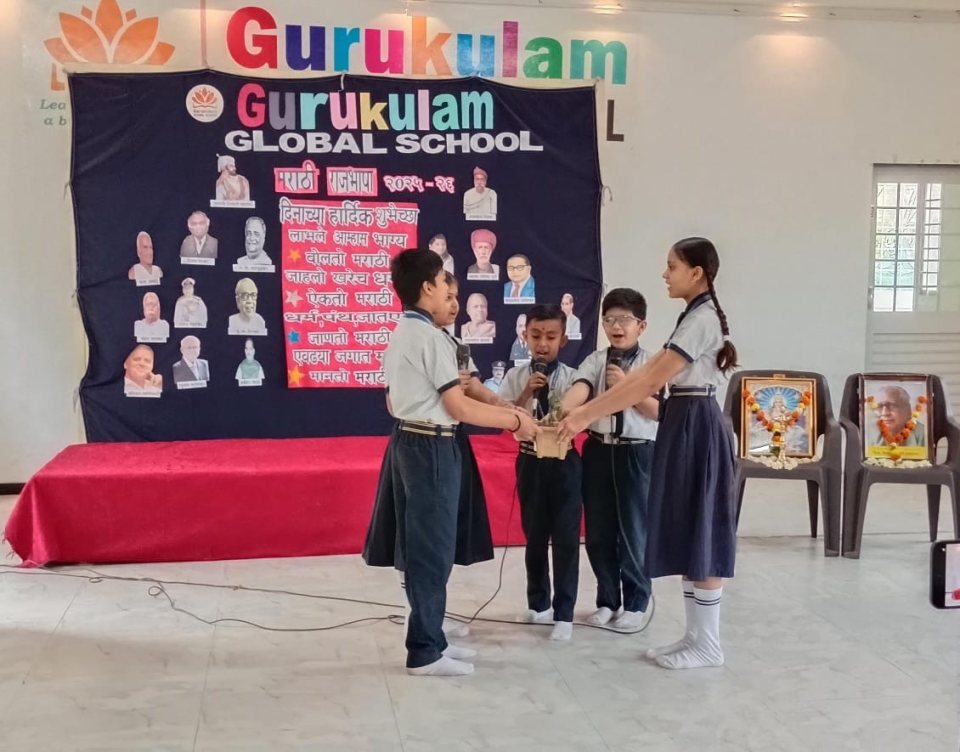 Students present the scientists on the Science Day stage