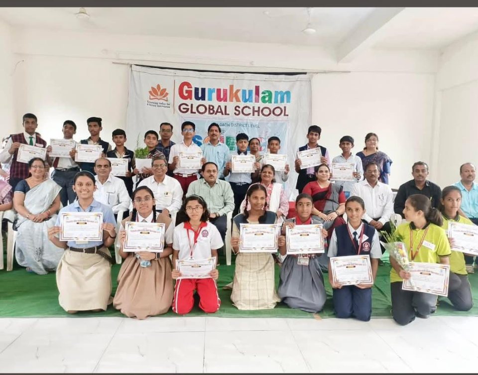 Show and Tell participants with their certificates