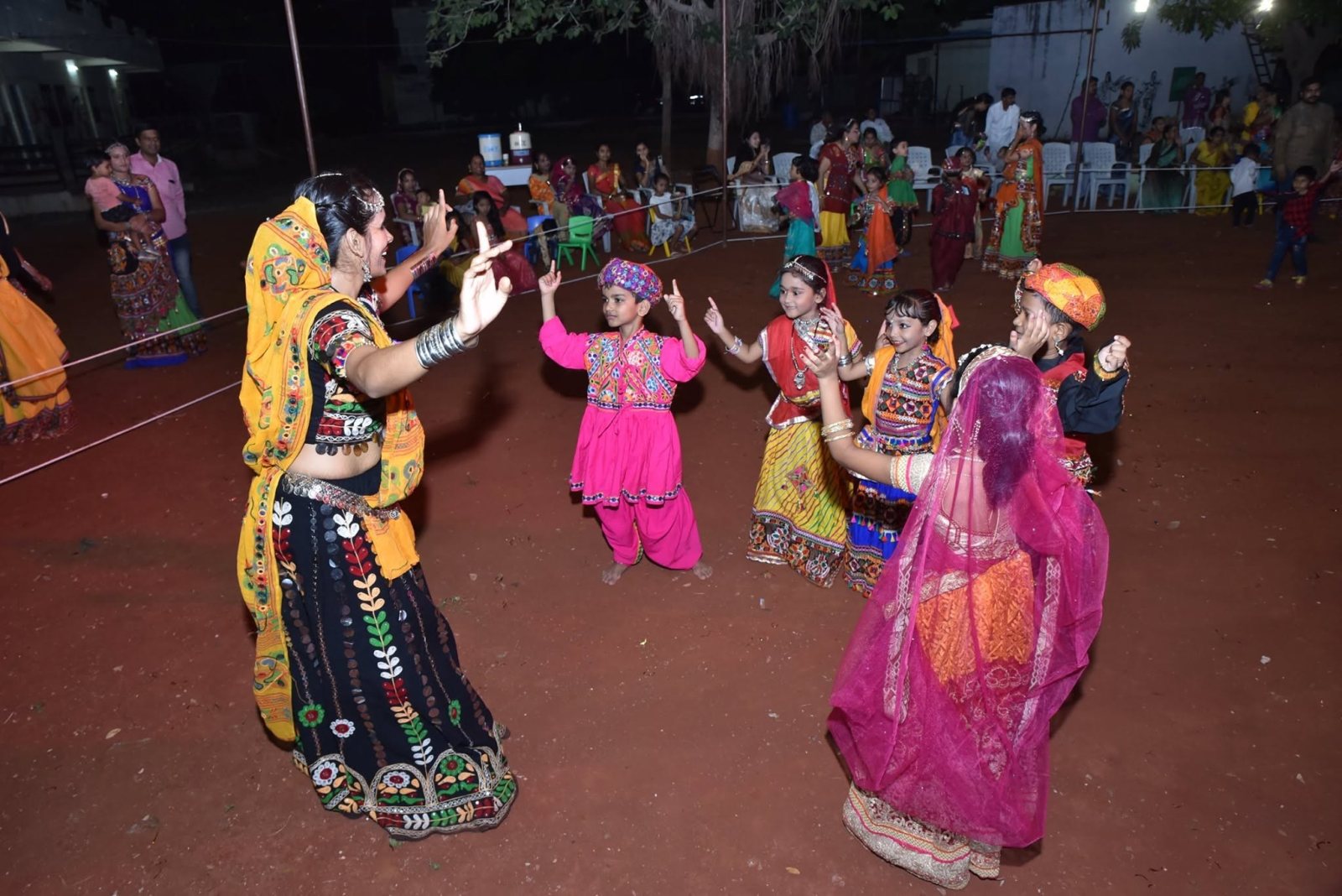 A teacher leads the pre-primary circle, garba 2019